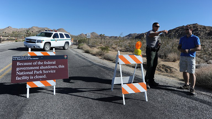 A US park ranger gives a visitor suggestions of other nearby places he can visit while Joshua Tree National Park was shutdown, at the entrance to Joshua Tree, California, on October 2, 2013. (AFP Photo / Robyn Beck)