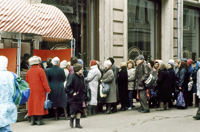 A food line in Moscow on April 2, 1991 - higher retail prices failed to check panic buying. (RIA Novosti/Yuriy Somov)