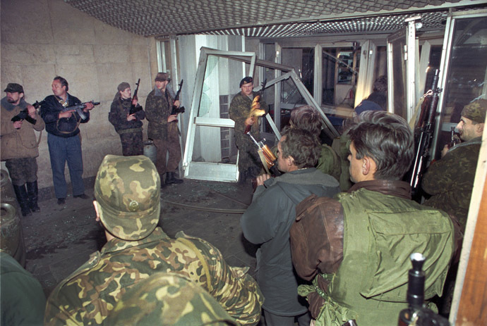 A file picture taken on October 3, 1993, shows armed anti-Yeltsin activists trying to storm Ostankino television centre during the parliamentary revolt in Moscow. Russia marks the 20th anniversary of the bloody showdown in October 1993 between president Boris Yeltsin and parliament which ended in a tank assault on the rebels. (AFP Photo)