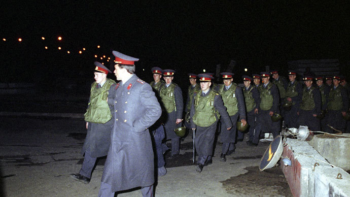 October 3, 1993, Moscow. Members of the Special-Purpose Division named after F. Dzerzhinsky heading to the Russian House of Soviets (from 1994 - the House of the Government of the Russian Federation).(RIA Novosti / Vladimir Fedorenko)