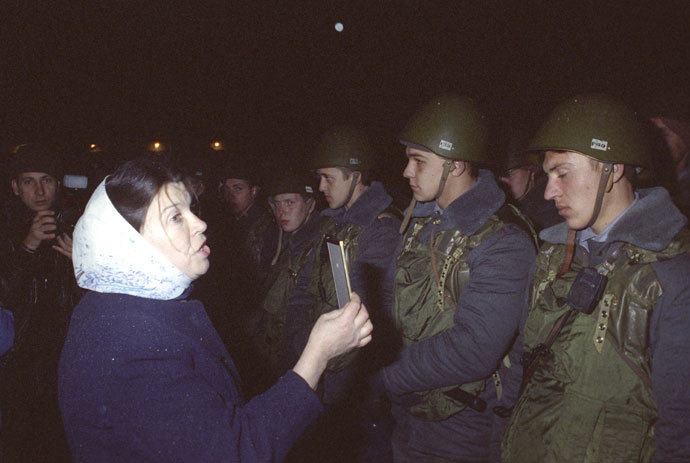 The confrontation of the two branches of power in Russia between September 21 and October 4, 1993 resulted in forceful termination of the Soviet type power structure, in existence since 1917. It caused armed clashes in the streets of Moscow. A woman talking with soldiers near the Parliament House.(RIA Novosti / Vladimir Fedorenko)