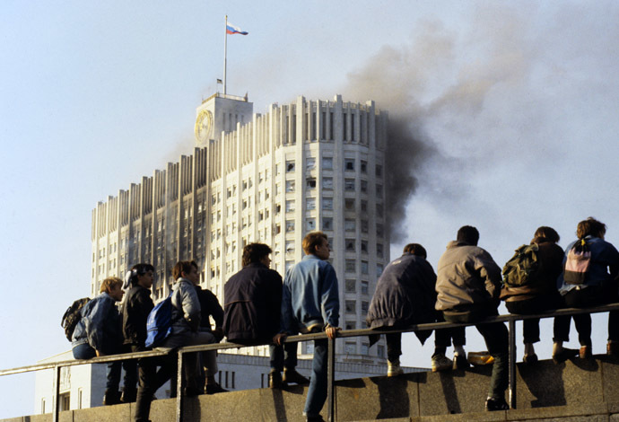 The constitutional crisis of 1993. Young people watch the military attack at the House of Soviets of the Russian Federation. (RIA Novosti/Vladimir Vyatkin)