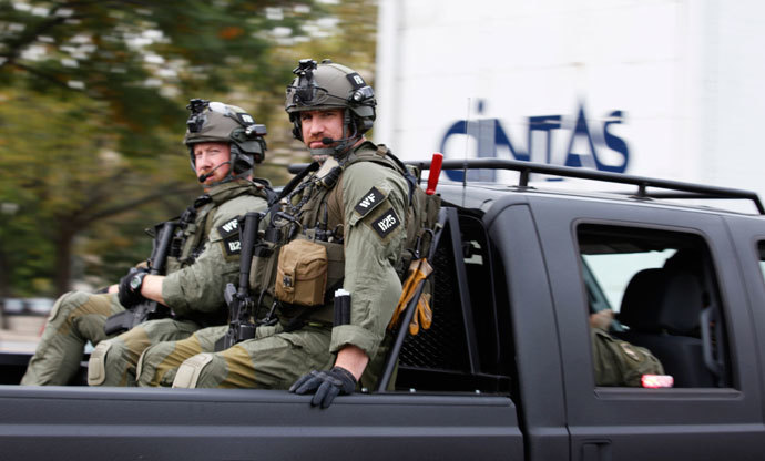 An armed unit makes it's way to the U.S. Capitol following a shooting in Washington October 3, 2013. (Reuters / Yuri Gripas)