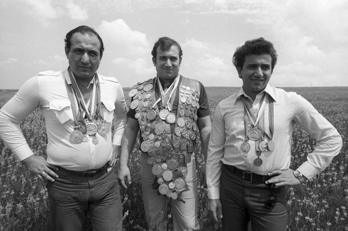Shavarsh Karapetyan (Ð¡), finswimmer, 13 times European champion, seven times USSR champion, who saved 20 lives when a trolleybus fell into the Yerevan reservoir (RIA Novosti / Oleg Makarov)