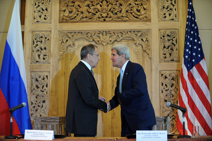 US Secretary of State John Kerry (R) shakes hands with Russian Foreign Minister Sergei Lavrov during their press conference on the sidelines of the Asia-Pacific Economic Cooperation (APEC) Summit in Nusa Dua on Indonesia's resort island of Bali on October 7, 2013. (AFP Photo)