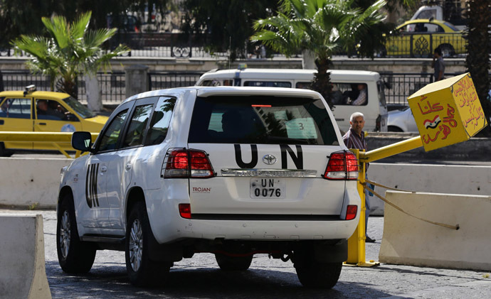 A United Nations vehicle carrying inspectors from the Organisation for the Prohibition of Chemical Weapons (OPCW) leaves a hotel in Damascus on October 7, 2013, as they continue their work to verify details of Syria's chemical arsenal and oversee their destruction. (AFP Photo)