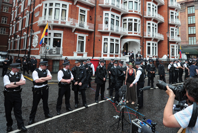 Police and media members wait for Wikileaks founder Julian Assange to address the press and his supporters from the balcony of the Ecuadorian Embassy in London (AFP Photo / CAarl Court) 