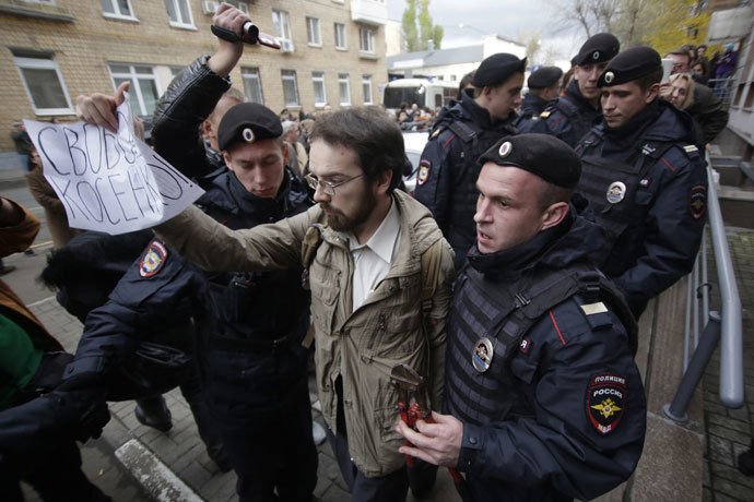 Policemen detaining a participant in the Mikhail Kosenko-supporting action outside the Zamokvoretsky Court building.(RIA Novosti / Alexsey Nichukchin)