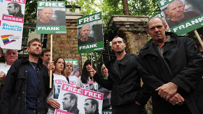 British musicians Damon Albarn (L) and Paul Simonon (R) along with British actor Jude Law (2-R) take part in a protest against the detainment of Greenpeace activists by Russia outside the Russian embassy in central London on October 5, 2013. (AFP Photo / Carl Court)