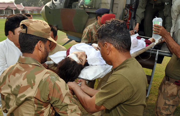 Pakistani soldiers shift injured Malala Yousafzai, 14, from a helicopter at an army hospital following an attack by gunmen in Peshawar on October 9, 2012.(AFP Photo / ISPR)