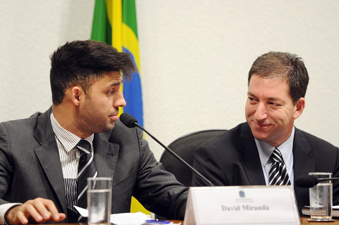 The Guardian's Brazil-based reporter Glenn Greenwald (R) and his partner David Miranda in Brasilia on October 9, 2013 (AFP Photo / Evaristo Sa)