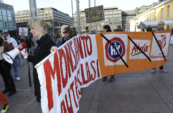 Demonstrators hold up banners to protest against chemical giant Monsanto and its GMO (genetically modified organism) products on October 12, 2013 in Helsinki. (AFP Photo / Heikki Saukkomaa)