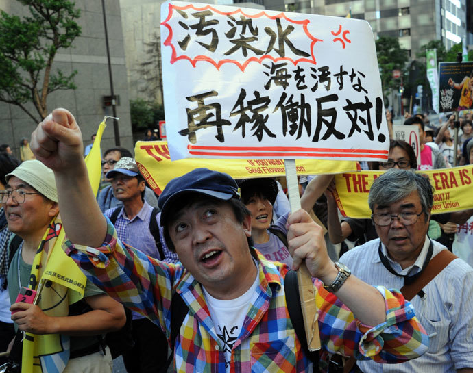 Protestors raise their placards and shout slogans during an anti nuclear demonstration in Tokyo on October 13, 2013.(AFP Photo / Rie Ishii)