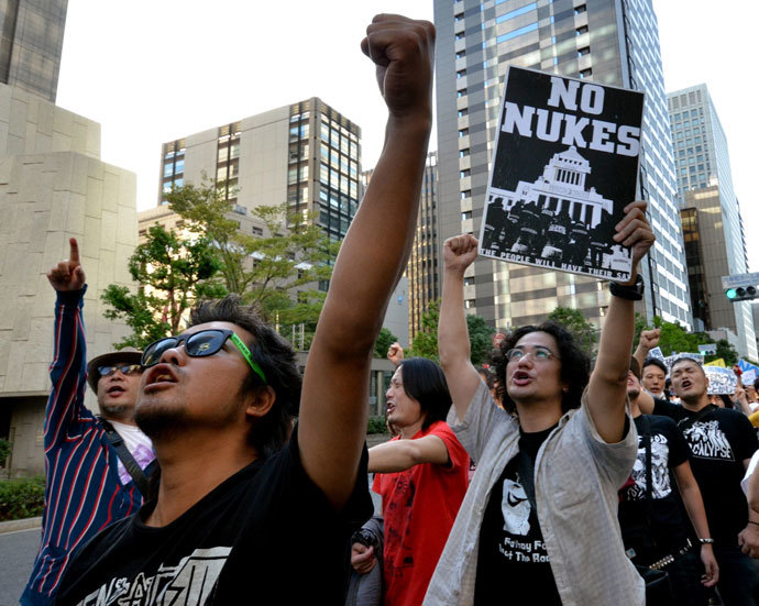 Protestors shout slogans and hold placards during an anti nuclear demonstration in front of the headquarters of the Tokyo Electric Power Co (TEPCO) in Tokyo on October 13, 2013. (AFP Photo / Yoshikazu Tsuno)