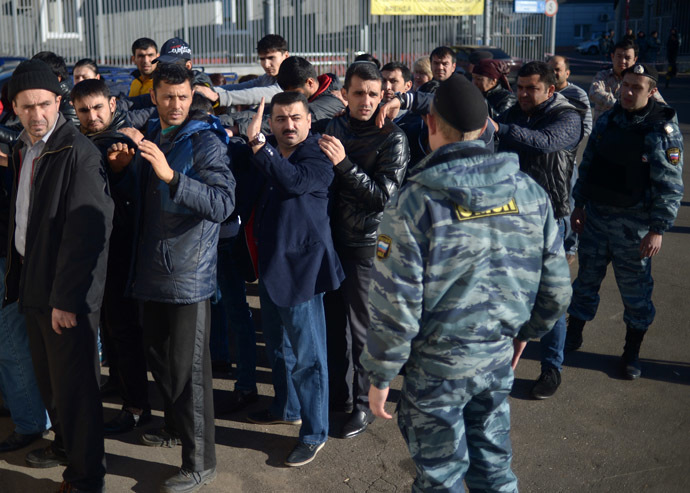 Police conducts mass detention during a raid at a vegetable warehouse in Zapadnoye Biryulyovo. (RIA Novosti/Grigoriy Sisoev)