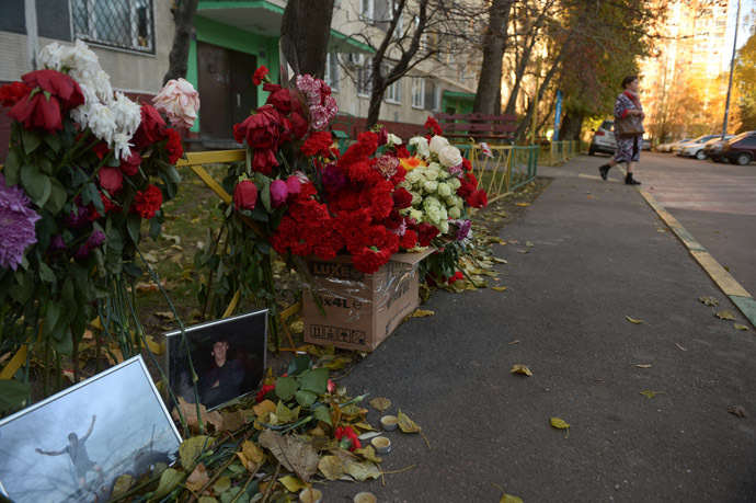 Flowers brought by residents of Zapadnoye Biryulyovo to the site of the murder of 25-year-old Moscowite Yegor Shcherbakov. (RIA Novosti/Grigoriy Sisoev)