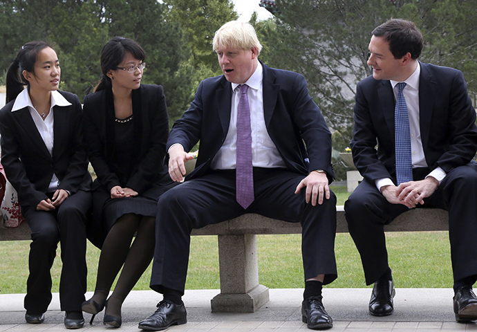 Britain's Chancellor of the Exchequer, George Osborne (R), and Mayor of London Boris Johnson (C) talk to students at campus during a their visit to Peking University in Beijing, October 14, 2013. (Reuters / China Daily)