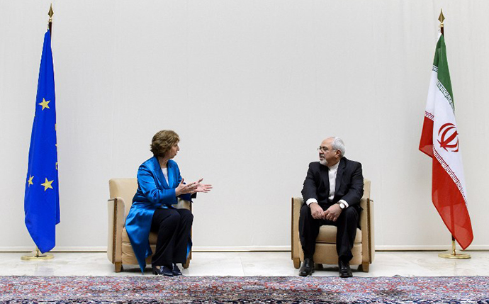EU High Representative for Foreign Affairs Catherine Ashton (L) speaks with Iranian Foreign Minister Mohammad Javad Zarif during a photo-op prior the start of two days of closed-door nuclear talks on October 15, 2013 at the United Nations offices in Geneva. (AFP Photo / Fabrice Coffrini)