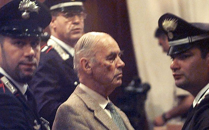 Ex-Nazi captain Erich Priebke, 83, is surrounded by carabinieri 01 August 1996 in a military court in Rome. (AFP Photo / Gerard Julien)