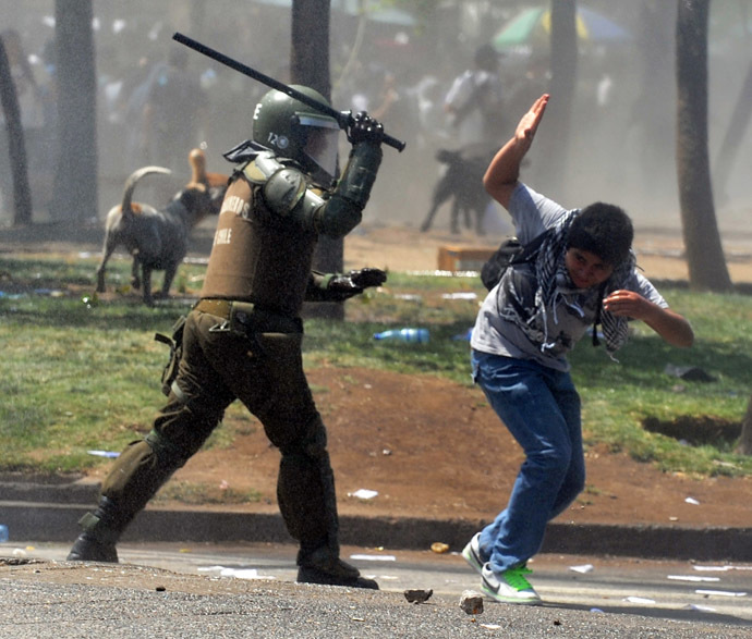 Students clash with riot police during a protest to demand Chilean President Sebastian Pinera's government to improve the public education quality, in Santiago, on October 17, 2013. (AFP Photo/Hector Retamal)