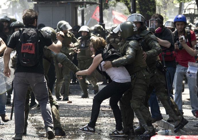 Students clash with riot police during a protest to demand Chilean President Sebastian Pinera's government to improve public education quality, in Santiago, on October 17, 2013. (AFP Photo/Martin Bernetti)