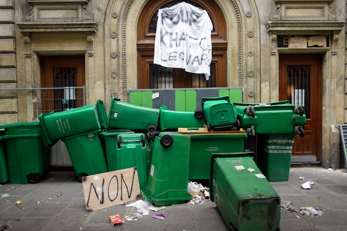 Picture taken on October 18, 2013 shows trash containers set as a barricade in front of Turgot high school as students protest against the deportation of foreign pupils following the high-profile eviction of a 15-year-old Roma girl (AFP Photo / Kenzo Tribouillard) 