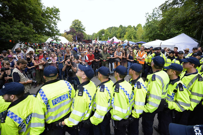 Police confront demonstrators outside a drill site run by Cuadrilla Resources, near Balcombe in southern England August 19, 2013. Anti-fracking protesters scuffled with police outside an oil exploration site in rural England on Monday and broke into the headquarters of the energy company which is pioneering shale gas exploration in Britain. (Reuters/Paul Hacket)