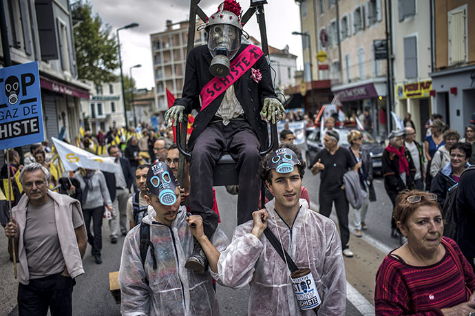 People demonstrate in streets of Montelimar, southern France, on October 19, 2013, to protest against the exploitation of shale gas and oil. (AFP Photo / Jeff Pachoud)