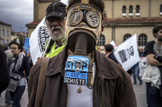 People demonstrate in streets of Montelimar, southern France, on October 19, 2013, to protest against the exploitation of shale gas and oil. (AFP Photo / Jeff Pachoud)
