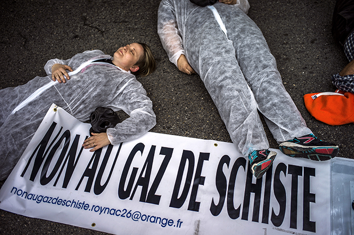 People demonstrate in streets of Montelimar, southern France, on October 19, 2013, to protest against the exploitation of shale gas and oil. (AFP Photo / Jeff Pachoud)