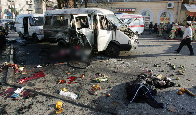 Bodies lie near a destroyed minibus in Vladikavkaz, in the North Ossetia region of the restive Russian Caucasus, on November 6, 2008 (AFP Photo / Kazbek Basaev)