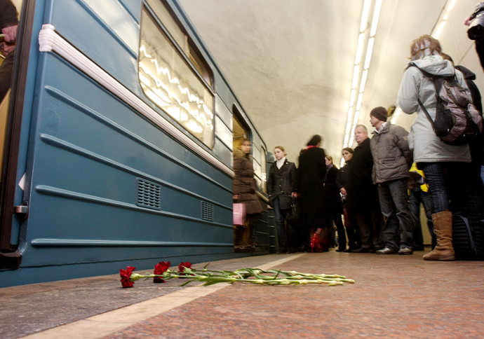 Flowers lay in memory of victims of a terrorist bomb blast inside the Lubyanka metro station in Moscow on March 29, 2010 where the line has resumed running after the morning's incident (AFP Photo / Andrey Smirnov)