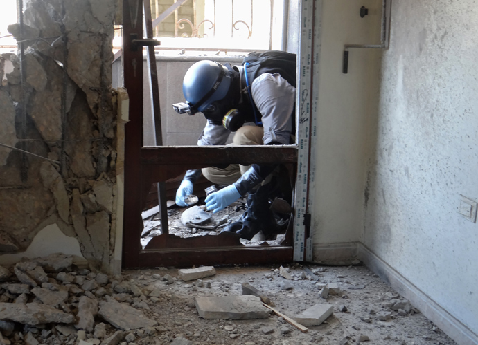 A United Nations (UN) arms expert collects samples on August 29, 2013, as they inspect the site where rockets had fallen in Damascus' eastern Ghouta suburb during an investigation into a suspected chemical weapons strike near the capital (AFP Photo)