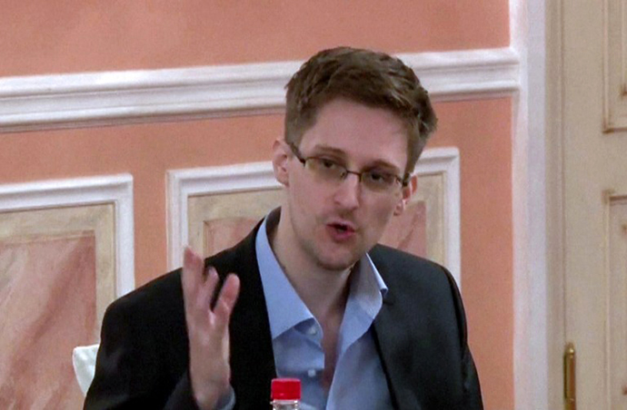 An image grab taken from a video released by Wikileaks on October 12, 2013 shows US intelligence leaker Edward Snowden speaking during a dinner with US ex-intelligence workers and activists in Moscow on October 9, 2013. (AFP Photo)