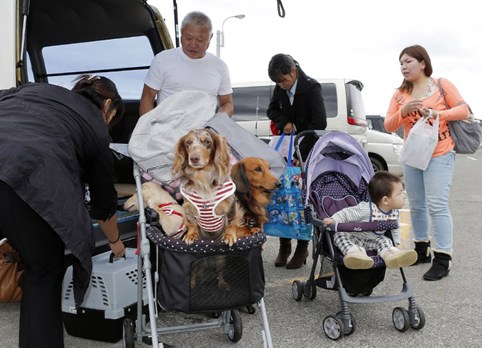 People arrive at the Okada port before evacuating Oshima island on October 23, 2013 ahead of the arrival of as a powerful typhoon. (AFP Photo / Jiji Press)