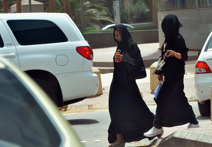 Women walk in a street in the Saudi capital Riyadh (AFP Photo / Fayez Nureldine)