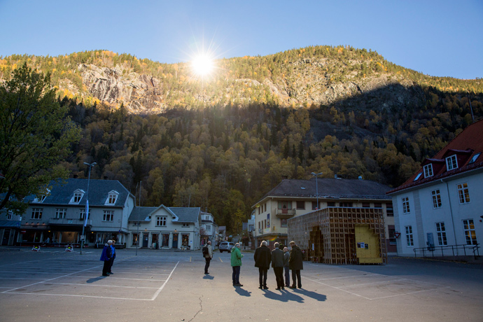 People gather in front of the town hall, where sunlight is reflected by giant mirrors (top) erected on the mountainside, in the Norwegian industrial town of Rjukan (Reuters / Tore Meek / NTB Scanpix)