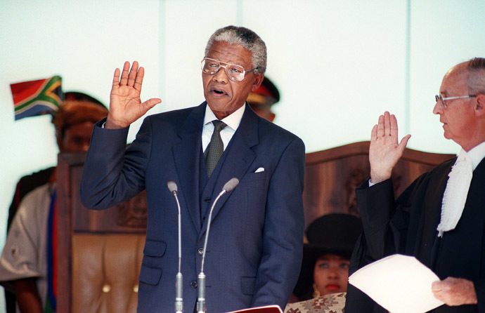 South African President Nelson Mandela takes the oath 10 May 1994 during his inauguration at the Union Building in Pretoria. (AFP Photo)