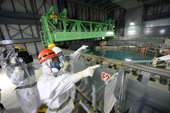 Fukushima Governor Yuhei sato (orange helmet) inspects the spent fuel pool in the unit 4 reactor building of Tokyo Electric Power Co (TEPCO) Fukushima Dai-ichi nuclear power plant at Okuma town in Fukushima prefecture on October 15, 2013. (AFP Photo/Jiji press)