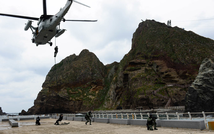 his handout photo taken on October 25, 2013 shows South Korean Navy's Underwater Demolition Team members conducting a landing operation on the tiny chain of Seoul-controlled rocky islands, known as Dokdo in Korea and Takeshima in Japan, in the Sea of Japan (East Sea). (AFP Photo/South Korean Navy)
