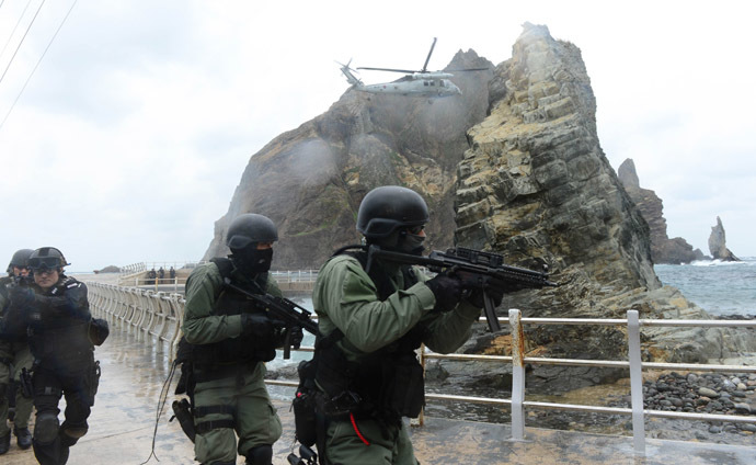 This handout photo taken on October 25, 2013 shows South Korean Navy's Underwater Demolition Team members conducting a landing operation on the tiny chain of Seoul-controlled rocky islands, known as Dokdo in Korea and Takeshima in Japan, in the Sea of Japan (East Sea). (AFP Photo/South Korean Navy)