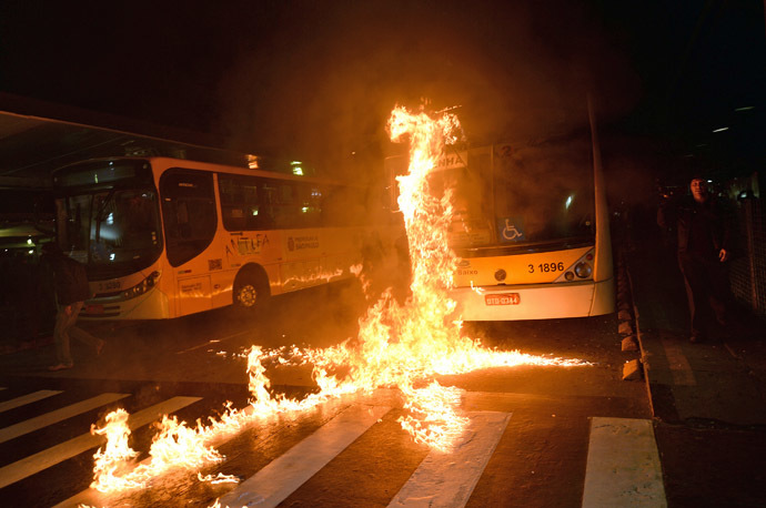 An autobus burns after a demonstration against rising public transport costs and demanding better public services in Sao Paulo, Brazil, on October 25, 2013. (AFP Photo/Nelson Almeida)