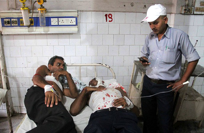 Injured Indian men receive medical treatment at a hospital following a series of bomb blasts in Patna on October 27, 2013. (AFP Photo)