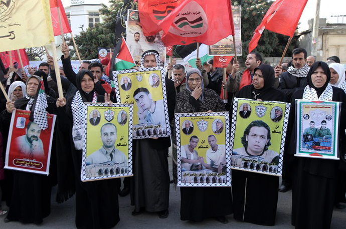 Families of Palestinian prisoners held in Israeli jails hold their portraits during a demonstration, demanding their release, Gaza City (AFP Photo / Said Khatib)