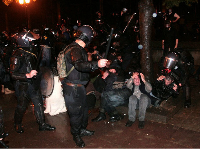 Georgian riot police officers disperse opposition rally in Tbilisi late on May 25, 2011. (AFP Photo / Giorgi Kakulia)