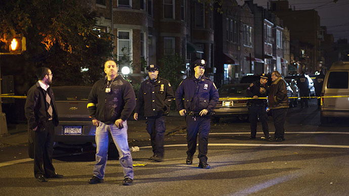 New York Police Department (NYPD) officers stand guard near the scene of a stabbing incident at a Brooklyn residence, in New York October 27, 2013. (Reuters / Eduardo Munoz)