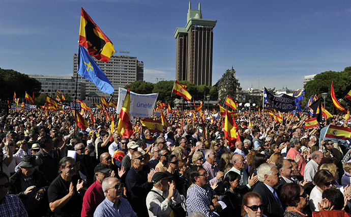 People applaud as they gather with thousands of Spaniards at Plaza de Colon on October 27, 2013. (AFP Photo / Gerard Julien)