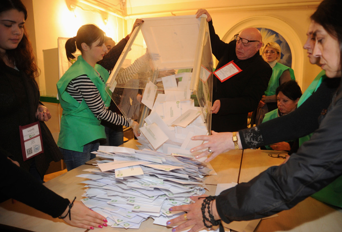 Electoral officials empty a ballot box before counting the cast votes at a polling station in Tbilisi, October 27, 2013 (Reuters / Irakli Gedenidze)