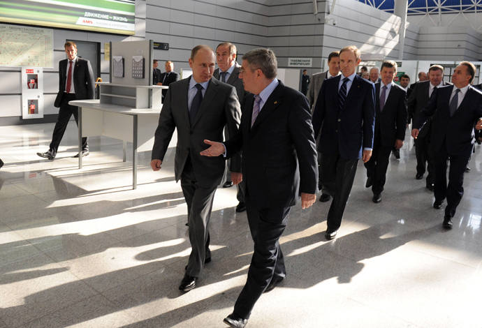 Russian President Vladimir Putin (L) and International Olympic Committee President Thomas Bach before getting on Lastochka aeroexpress train at Sochi airport (RIA Novosti / Michael Klimentyev) 