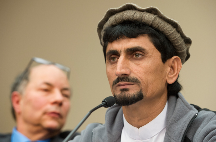 Producer and Director of "Unmanned: America's Drone Wars" Robert Greenwald (L) listens as Rafiq ur Rehman, whose mother was killed and his children injured in a US drone strike in Pakistan, speaks during a press conference on Capitol Hill in Washington, DC, October 29, 2013 (AFP Photo / Jim Watson